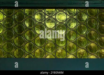 Élégance intérieure : mur de verre mat vert et jaune avec des formes rondes Banque D'Images