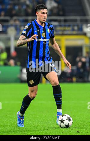 Le défenseur italien #95 de l'Inter Milan, Alessandro Bastoni, contrôle le ballon lors du match de football de la Ligue des champions de l'UEFA Inter Milan vs Crvena Zvezda Beograd ( Red Star ) au stade San Siro de Milan, Italie, le 1er octobre 2024 crédit : Piero Cruciatti/Alamy Live News Banque D'Images