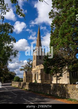 L'église Saint-Pierre et Saint-Paul baignait de soleil en fin d'après-midi d'été ; le village d'Easton maudit, Northamptonshire, Royaume-Uni Banque D'Images