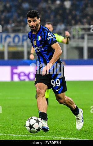 L'attaquant iranien #99 de l'Inter Milan, Mehdi Taremi, contrôle le ballon lors du match de football de la Ligue des champions de l'UEFA Inter Milan vs Crvena Zvezda Beograd ( Red Star ) au stade San Siro de Milan, Italie, le 1er octobre 2024 crédit : Piero Cruciatti/Alamy Live News Banque D'Images