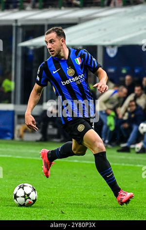 Le défenseur brésilien #30 de l'Inter Milan Carlos Augusto contrôle le ballon lors du match de football de l'UEFA Champions League Inter Milan vs Crvena Zvezda Beograd ( Red Star ) au stade San Siro de Milan, Italie, le 1er octobre 2024 crédit : Piero Cruciatti/Alamy Live News Banque D'Images