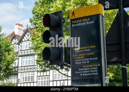 LONDRES - 26 AOÛT 2024 : panneau piétonnier à Maida Vale pour Regents Park, St Johns Wood et Paddington Banque D'Images