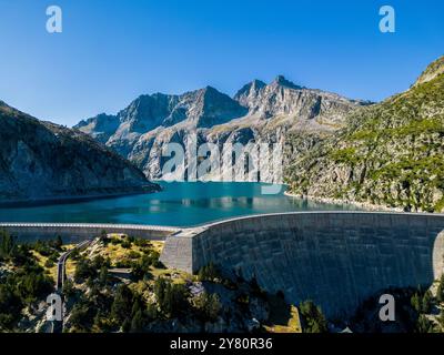 Aragnouet (sud-ouest de la France) : vue aérienne du barrage et du lac du Cap-de-long. Barrage gravitaire en voûte d'une profondeur de 131 m et d'une superficie de 110 ha. Banque D'Images