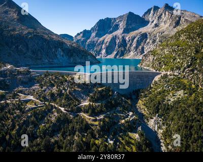 Aragnouet (sud-ouest de la France) : vue aérienne du barrage et du lac du Cap-de-long. Barrage gravitaire en voûte d'une profondeur de 131 m et d'une superficie de 110 ha. Banque D'Images