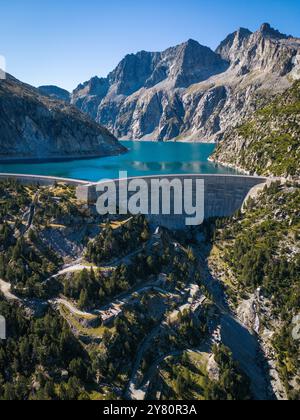 Aragnouet (sud-ouest de la France) : vue aérienne du barrage et du lac du Cap-de-long. Barrage gravitaire en voûte d'une profondeur de 131 m et d'une superficie de 110 ha. Banque D'Images