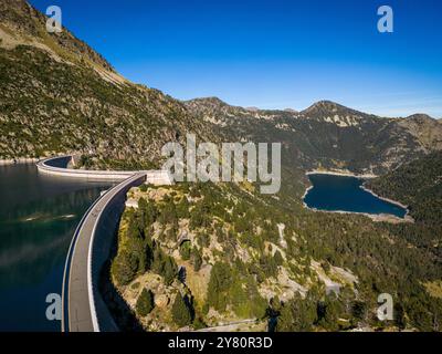 Aragnouet (sud-ouest de la France) : vue aérienne du barrage et du lac du Cap-de-long. Barrage gravitaire en voûte d'une profondeur de 131 m et d'une superficie de 110 ha. Banque D'Images