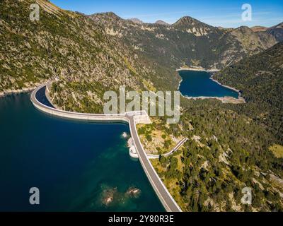 Aragnouet (sud-ouest de la France) : vue aérienne du barrage et du lac du Cap-de-long. Barrage gravitaire en voûte d'une profondeur de 131 m et d'une superficie de 110 ha. Banque D'Images