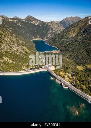 Aragnouet (sud-ouest de la France) : vue aérienne du barrage et du lac du Cap-de-long. Barrage gravitaire en voûte d'une profondeur de 131 m et d'une superficie de 110 ha. Banque D'Images