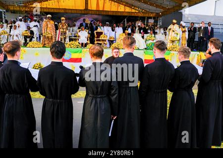 Ethiopie, Addis-Abeba (ou Addis-Abeba), 27 septembre 2023 : les chrétiens orthodoxes éthiopiens célèbrent Meskel, une fête de l'Église qui commémore le dis Banque D'Images