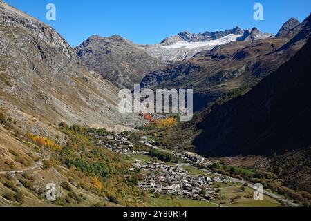 Bonneval-sur-Arc, Vallée de la Maurienne, Parc National de la Vanoise (centre-est de la France) : vue sur le village en automne, village bénéficiant du label 'plus bea Banque D'Images