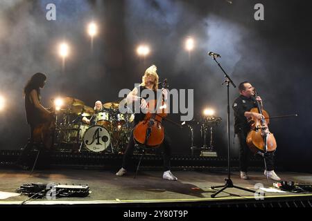 ROYAUME-UNI. 30 septembre 2024. LONDRES, ANGLETERRE - SEPTEMBRE 30 : Perttu Kivilaakso, Eicca Toppinen et Paavo Lötjönen d'Apocalyptica se produisant au Royal Albert Hall le 30 septembre 2024 à Londres, Angleterre. CAP/Mar © Mar/Capital Pictures crédit : Capital Pictures/Alamy Live News Banque D'Images