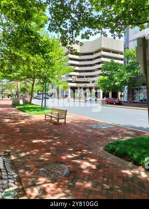 Capturez la beauté architecturale du centre-ville de Bethesda, MD lors d'une journée ensoleillée parfaite Banque D'Images