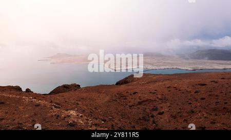 île avec des montagnes volcaniques au coucher du soleil Banque D'Images