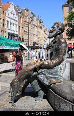 Statue en bronze de l'ancien et populaire maire de Bruxelles, Charles Karel Buls, avec son chien, par Henri Lenaerts, Belgique. Banque D'Images