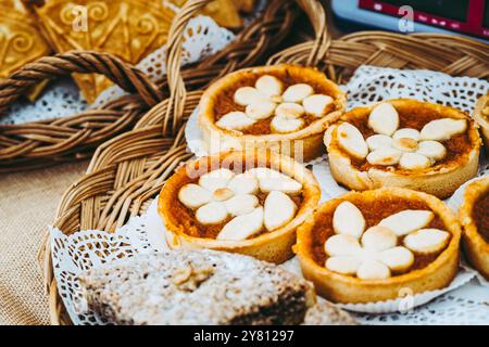 Petites tartelettes aux abricots maison présentées dans un panier dans une pâtisserie artisanale Banque D'Images