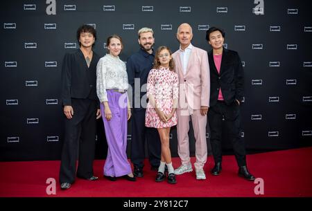 Filmfest Hamburg Viet Pham, Nikola Kastner, Edin Hasanovic, Yuna Bennett, Christoph Maria Herbst und Regisseur NGO The Chau BEI der Premiere des films Der Buchspazierer auf dem 32. Filmfest in Hamburg, Deutschland *** Filmfest Hamburg Viet Pham, Nikola Kastner, Edin Hasanovic, Yuna Bennett, Christoph Maria Herbst et le réalisateur NGO The Chau à la première du film Der Buchspazierer au Filmfest 32 à Hambourg, Allemagne Copyright : xNikolaixKislichkox 6M6A0303 Banque D'Images