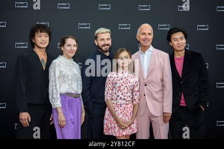 Filmfest Hamburg Viet Pham, Nikola Kastner, Edin Hasanovic, Yuna Bennett, Christoph Maria Herbst und Regisseur NGO The Chau BEI der Premiere des films Der Buchspazierer auf dem 32. Filmfest in Hamburg, Deutschland *** Filmfest Hamburg Viet Pham, Nikola Kastner, Edin Hasanovic, Yuna Bennett, Christoph Maria Herbst et le réalisateur NGO The Chau à la première du film Der Buchspazierer au Filmfest 32 à Hambourg, Allemagne Copyright : xNikolaixKislichkox 6M6A0310 Banque D'Images