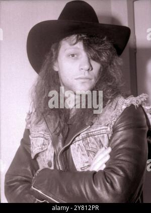 Portrait de Jon bon Jovi du groupe de rock américain bon Jovi photographié sur un demi-cadre pour New musical Express à Londres en 1988 Banque D'Images