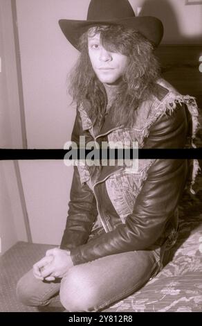 Portrait de Jon bon Jovi du groupe de rock américain bon Jovi photographié sur un demi-cadre pour New musical Express à Londres en 1988 Banque D'Images