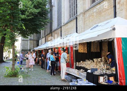 Sablon antiquités Weekend Market avec des marchands vendant des objets de collection, des antiquités et des trésors vintage. Bruxelles, Belgique. Banque D'Images