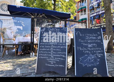 Les restaurants de poissons bordent les étangs Vismet, où l'ancien marché aux poissons couvert était autrefois, et est un endroit populaire pour se détendre en été, Bruxelles, Belgique. Banque D'Images