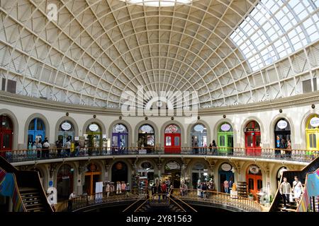 Leeds UK : 2 juin 2024 : Leeds Corn Exchange centre commercial intérieur avec des magasins cool et excentriques Banque D'Images