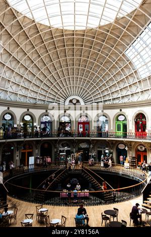 Leeds UK : 2 juin 2024 : Leeds Corn Exchange centre commercial intérieur avec des magasins cool et excentriques Banque D'Images