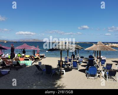 Chania, Grèce. 27 septembre 2024. Des parasols et des chaises longues sont disponibles sur la plage de Nea Chora. Crédit : Alexandra Schuler/dpa/Alamy Live News Banque D'Images