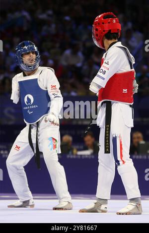 Sabir ZEYNALOV d'Azerbaïdjan (bleu) remporte la médaille de bronze contre Thanwa KAENKHAM de Thaïlande (rouge) au concours para Taekwondo - hommes K44 -58kg Médaille de bronze au Grand Palais, Paris, aux Jeux paralympiques de 2024. Banque D'Images