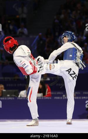 Sabir ZEYNALOV d'Azerbaïdjan (bleu) remporte la médaille de bronze contre Thanwa KAENKHAM de Thaïlande (rouge) au concours para Taekwondo - hommes K44 -58kg Médaille de bronze au Grand Palais, Paris, aux Jeux paralympiques de 2024. Banque D'Images