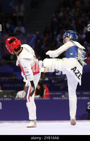 Sabir ZEYNALOV d'Azerbaïdjan (bleu) remporte la médaille de bronze contre Thanwa KAENKHAM de Thaïlande (rouge) au concours para Taekwondo - hommes K44 -58kg Médaille de bronze au Grand Palais, Paris, aux Jeux paralympiques de 2024. Banque D'Images