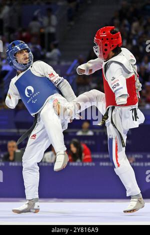Sabir ZEYNALOV d'Azerbaïdjan (bleu) remporte la médaille de bronze contre Thanwa KAENKHAM de Thaïlande (rouge) au concours para Taekwondo - hommes K44 -58kg Médaille de bronze au Grand Palais, Paris, aux Jeux paralympiques de 2024. Banque D'Images