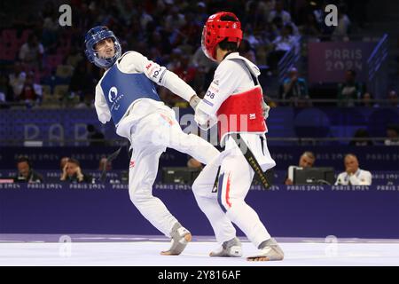 Sabir ZEYNALOV d'Azerbaïdjan (bleu) remporte la médaille de bronze contre Thanwa KAENKHAM de Thaïlande (rouge) au concours para Taekwondo - hommes K44 -58kg Médaille de bronze au Grand Palais, Paris, aux Jeux paralympiques de 2024. Banque D'Images