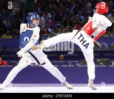 Sabir ZEYNALOV d'Azerbaïdjan (bleu) remporte la médaille de bronze contre Thanwa KAENKHAM de Thaïlande (rouge) au concours para Taekwondo - hommes K44 -58kg Médaille de bronze au Grand Palais, Paris, aux Jeux paralympiques de 2024. Banque D'Images