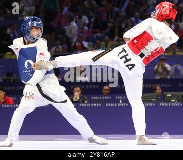Sabir ZEYNALOV d'Azerbaïdjan (bleu) remporte la médaille de bronze contre Thanwa KAENKHAM de Thaïlande (rouge) au concours para Taekwondo - hommes K44 -58kg Médaille de bronze au Grand Palais, Paris, aux Jeux paralympiques de 2024. Banque D'Images