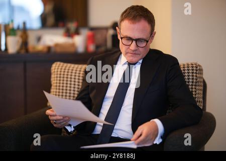 Birmingham, Royaume-Uni. 02 octobre 2024. Image © concédée sous licence à Parsons Media. 02/10/2024. Birmingham, Royaume-Uni. Le député Tom Tugendhat assiste à la conférence du Parti conservateur 2024. ICC. Tom Tugendhat, député à la tête du Parti conservateur Hope, assiste au quatrième jour de la conférence du Parti conservateur 2024 tenue au Centre international des congrès de Birmingham. Photo de Ryan Jenkinson/Parsons crédit média : andrew parsons/Alamy Live News Banque D'Images