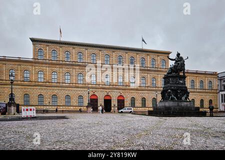 Munich, Allemagne - 18 avril 2024 : Residenz (résidence) L'ancien palais royal des monarques Wittelsbach de Bavière, Max Joseph-Platz, le Königsbau Banque D'Images