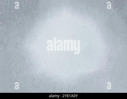 Fond gris abstrait avec un éclat lumineux au centre du cadre et des microfissures sur la surface avec des points blancs et noirs Banque D'Images