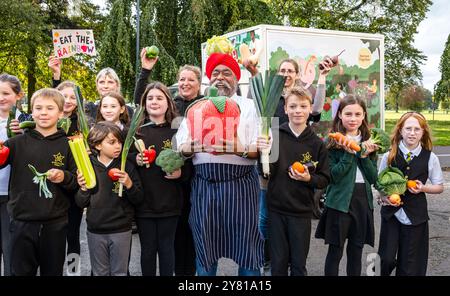 Leith, Édimbourg, Écosse, Royaume-Uni, 2 octobre 2024, Edinburgh Community Food nouveau Tuk-Tuk : Edinburgh Community Food (ECF) lance son nouveau centre d’éducation communautaire original, un Tuk-Tuk électrique dévoilé par les enfants de l’école primaire St Mary’s avec le chef Tony Singh, célébrité locale. Le Tuk-Tuk sera une initiative éducative mobile visant à enseigner aux communautés la nutrition en rendant la cuisine saine amusante et accessible. Crédit : Sally Anderson/Alamy Live News Banque D'Images