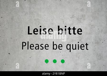 Berlin, Allemagne. 04 juillet 2024. « Quiet Please/ Please be Quiet » est écrit sur un mur dans une bibliothèque. Crédit : Alicia Windzio/dpa/Alamy Live News Banque D'Images