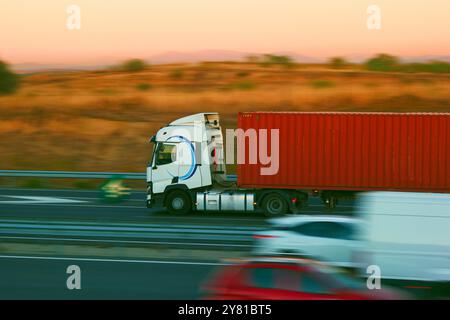 camion en mouvement avec fond flou le matin Banque D'Images