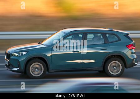 voiture de tourisme en mouvement avec fond flou le matin Banque D'Images