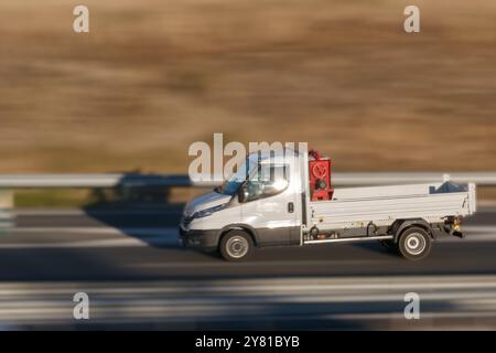 camion en mouvement avec fond flou le matin Banque D'Images