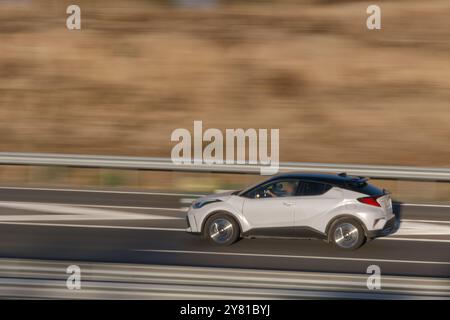 voiture de tourisme en mouvement avec fond flou le matin Banque D'Images