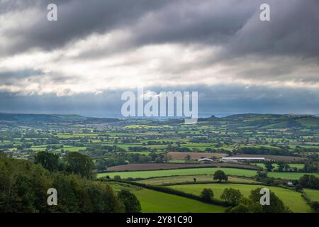 Pilsdon, Dorset, Royaume-Uni. 2 octobre 2024. Météo britannique. Vue générale à travers le Marshwood Vale regardant vers le sud vers Bridport et Colmers Hill dans le Dorset alors que les rayons de soleil tentent de briser les nuages par une journée couverte. Crédit photo : Graham Hunt/Alamy Live News Banque D'Images