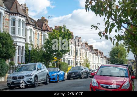 LONDRES - 3 SEPTEMBRE 2024 : rue des maisons mitoyennes haut de gamme dans la zone commune de Balham Clapham Wandsworth dans le sud-ouest de Londres Banque D'Images