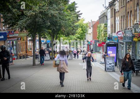 SUTTON, LONDRES- 10 SEPTEMBRE 2024 : Sutton High Street. Rue principale des magasins dans la ville de Sutton dans le sud de Londres, Surrey. Banque D'Images