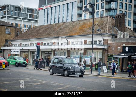 SUTTON, LONDRES- 10 SEPTEMBRE 2024 : gare ferroviaire de Sutton dans le sud de Londres- gare principale de Sutton desservie par les trains Southern et Thames Link. Banque D'Images