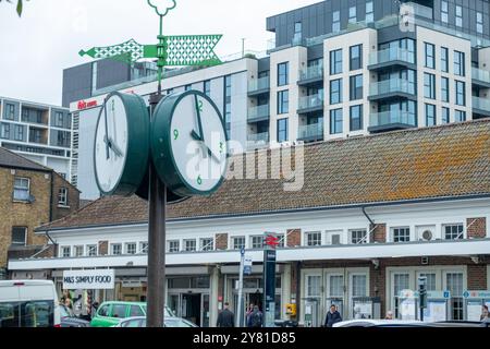 SUTTON, LONDRES- 10 SEPTEMBRE 2024 : gare ferroviaire de Sutton dans le sud de Londres- gare principale de Sutton desservie par les trains Southern et Thames Link. Banque D'Images