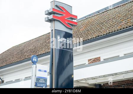 SUTTON, LONDRES- 10 SEPTEMBRE 2024 : gare ferroviaire de Sutton dans le sud de Londres- gare principale de Sutton desservie par les trains Southern et Thames Link. Banque D'Images